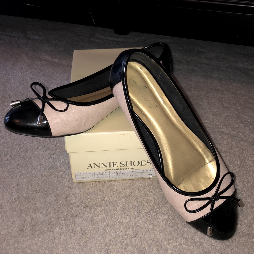 Women’s size 11 wide flat Patton black toe with tie detail